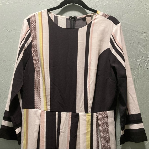 NWT H & M
Size 10
Black/Cream/Yellow & Pink
Bottom part is has pleats - Picture 4 of 7